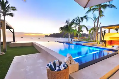 Image de 10% Off Luxury Beachfront Villa with Private Chef, Butler. Pool, Best Location!