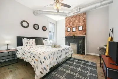 Image de Bright & Stylish Apartment with King Bed & Parking