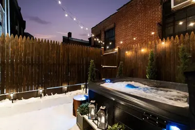 Image de ★HostWise Stays★ Hot Tub, King Bed, Cabin Vibes in Lawrenceville!