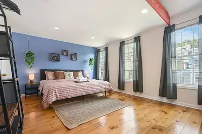 Image de Two King Beds ★ Rowing / Crew-Themed ★ Walkable!