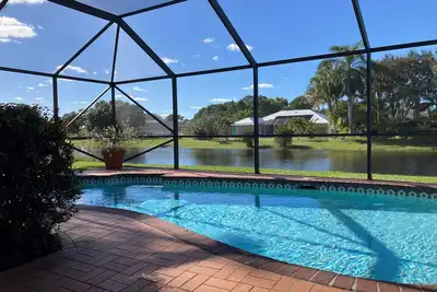 Image de Stylish Waterfront Home w/Heated Pool, 8 miles to the Beach, Close to Shopping.