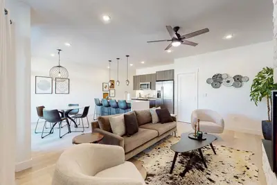 Image de Brand New 2 Bed/2Bath Condo, Washer/Dryer, Private Patio, Covered Parking