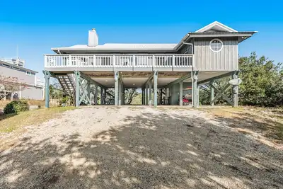 Image de Newly renovated, bright & chic Home with private deck, grill & near the beach