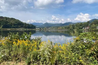 Image de Renovated Lakefront Home with Stunning View