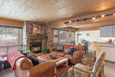 Image de Ground-Floor Condo Right at the Base Area with Patio, WiFi - Steps to Ski Lifts