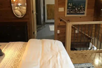 Image de The Loft King Room w/ full kitchen in historic Carriage House building.