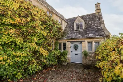 The Small House, pet friendly, with open fire in Bourton-On-The-Water