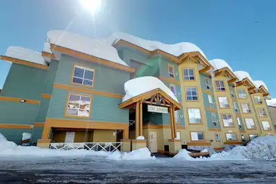 Image de Dog-friendly, ski-in/out condo with seasonal hot tub - close to village & dining