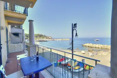 Image de Appartamento Naia A: A graceful apartment located right on the beach, with Free Wi-Fi.