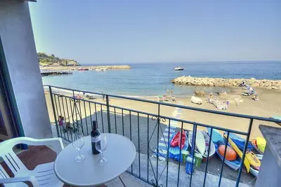 Image de Appartamento Naia B: A graceful apartment located right on the beach, with Free Wi-Fi.