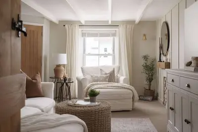 Luxury Cottage with Parking, Minutes to Beach and Restaurants