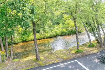 Image de 1br riverfront condo in downtown Helen, perfect for couples