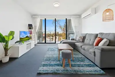 Image de Executive and Spacious Apartment with Balcony