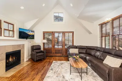 Image de Lift 8 Chalet - Gondola District - Excellent location! Ski In & Out! !