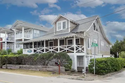 Image de Darling 1930s cottage across from ocean!