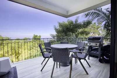 Image de Upscale 2 Br | Ocean-View Backdrop & Private Bbq