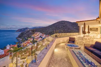 Image de 2bd Penthouse Suite, Unobstructed Views in Hamilton Cove (Upper Unit), Cart & Ac