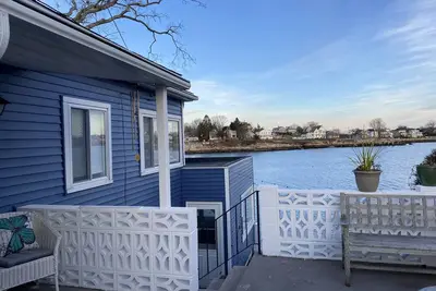 Image de Charming Beach House 2 Br, 1. 5 Bth with waterfront ocean views.