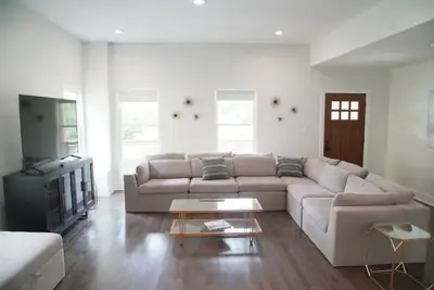 Image de Downtown Newly Remodeled Modern Craftsman