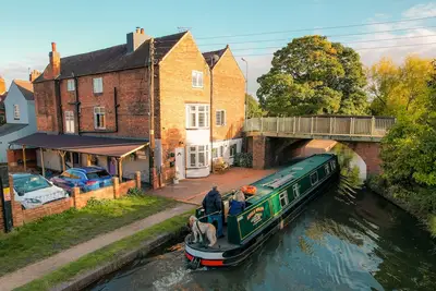 Image de Idyllic 2 bedroom Canal facing Cottage in Hopwas
