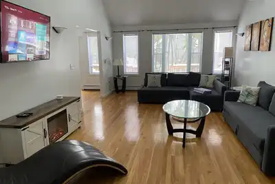 Image de Contemporary family/dog friendly home with fully fenced in yard in Silverlake