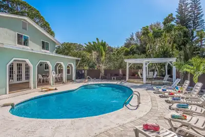 Image de Great 6br for All Ages/Heated Pool 5 Min to Beach by RedAwning