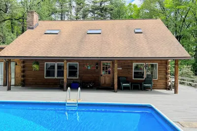 Image de Cozy Log Cabin Retreat with Pool on 4 Acres