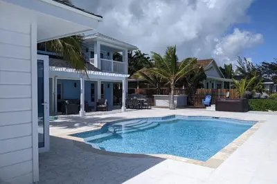 Image de \nBEAUTIFUL Beach House On Tar Bay Heated Pool, Hot Tub, Bar & Grill