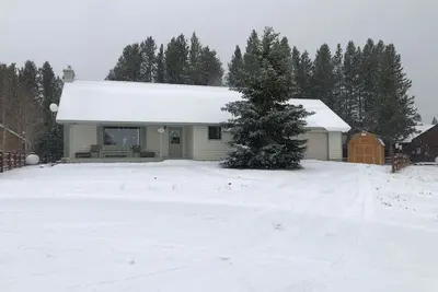Image de Next to Golf Course     20 min to Ynp     Gas Fireplace