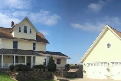 Image de Updated Farmhouse - Sleeps 17 with Deck & Hot Tub on 10 Acres