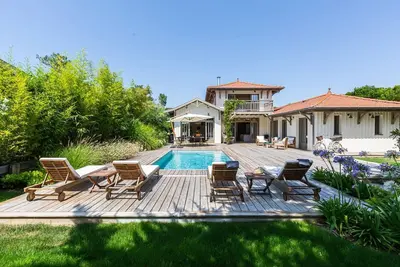 Image de Superbe villa de standing avec piscine chauffée au coeur du Cap-Ferret