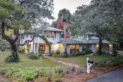 Image de New to Vrbo, large family home with private pool and steps to the beach!