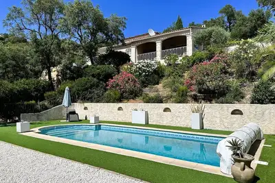 Image de Villa climatisée pour 6 personnes avec piscine privée dans le Domaine de Valcros à La. . .