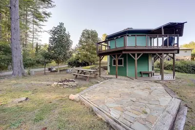 Image de Unique West Jefferson Home w\/ Fire Pit & Grill!