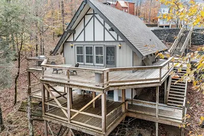 Image de Dog-friendly home with private hot tub, 2-tier deck, firepit & amazing views