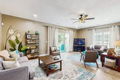 Image de Family-Friendly Getaway with a Private Pool & Fast WiFi - Walk to the Beach