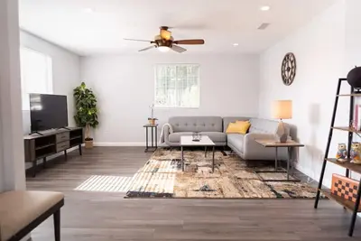 Image de Large 4-Bedroom House With Air Hockey Table Close To Disneyland In Orange County (p41)