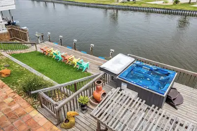 Image de Backyard fishing & birdwatching - 3, 600sqft home near beach w/ hot tub, gazebo