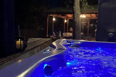 Image de Spacious home with swim-spa and outdoor retreat