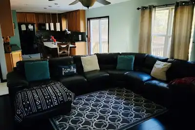 Image de Pocono home close to everything- Kick back and relax in this calm, stylish space