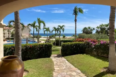 Image de Ground floor beach condo comfortably sleeps 4. One king bed plus two queen beds.