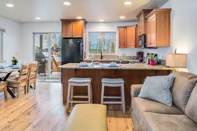 Image de 30-Day Min, Pets Considered, Walk to Downtown and the Snow Bus + Great Views!