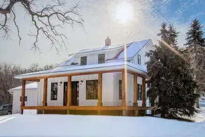 Image de Gorgeous Newly Renovated Farmhouse on 26 Private Acres