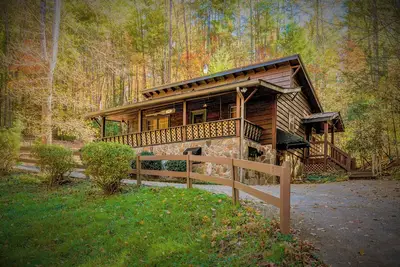 Image de 🌲Easy Paved Access🔥Fireplace❤️Great Privacy🏞️Across River🎇NearDowntown🙂