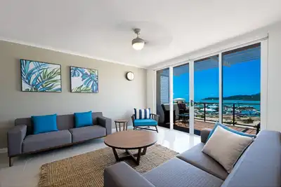 Image de Four Bedroom Five Bathroom Two Level Top Floor Luxe Spa Penthouse