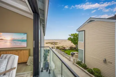 Image de 2 Bed/2 Bath Back Apt Steps to the Sand