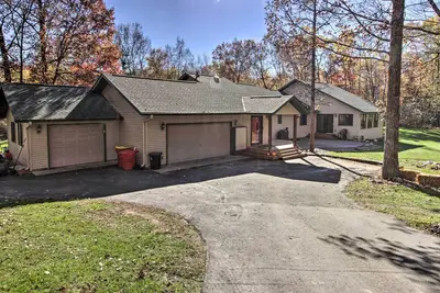 Image de Cabin w/ Fire Pit & Movie Room, 1 Mi to Lake