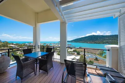 Image de Three Bedroom Two Bathroom Two Level Top Floor Luxe Spa Penthouse
