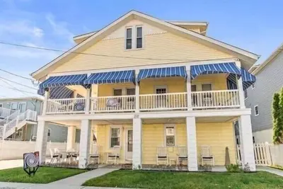 Image de This 6 bedroom North Wildwood home with a large yard and wrap around deck sleeps 18 of your closest family and friends!