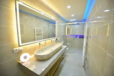 Image de Beautiful, spacious basement with Japanese garden -Parking spot